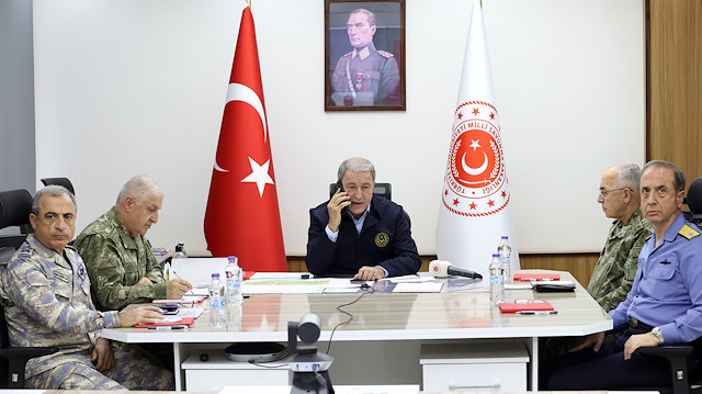 Cumhurbaşkanı Recep Tayyip Erdoğan, Milli Savunma Bakanı Hulusi Akar (ortada) ile telefonda görüştü.