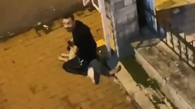 Sarıyer'de bir kişi sokak köpeğini yere yatırarak boğmaya çalıştı. 