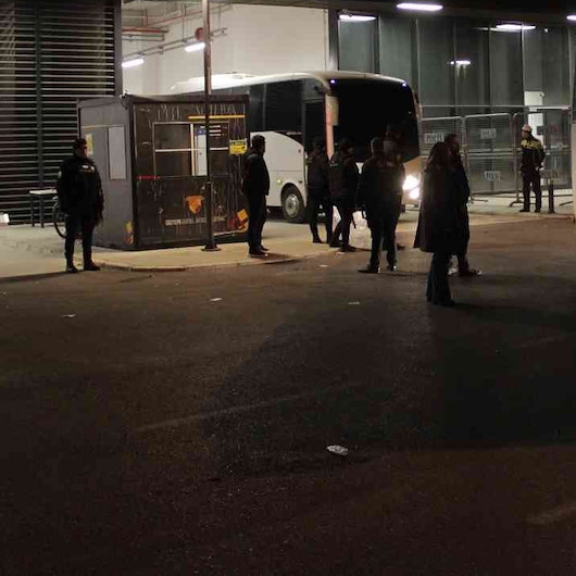 İzmir'de olaylı maç: Taraftarlar yedi saat sonra zırhlı polis araçları eşliğinde stattan ayrıldı