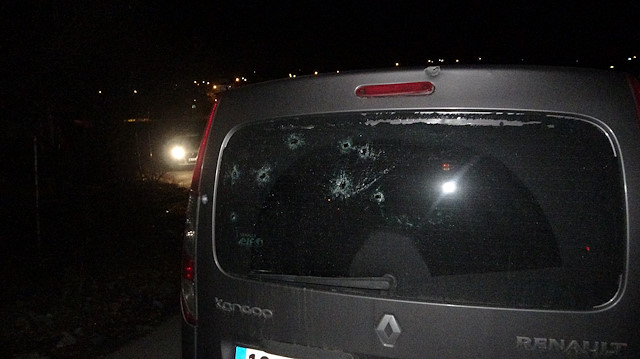 Açılan ateş sonucu polis aracına çok sayıda saçma isabet etti.