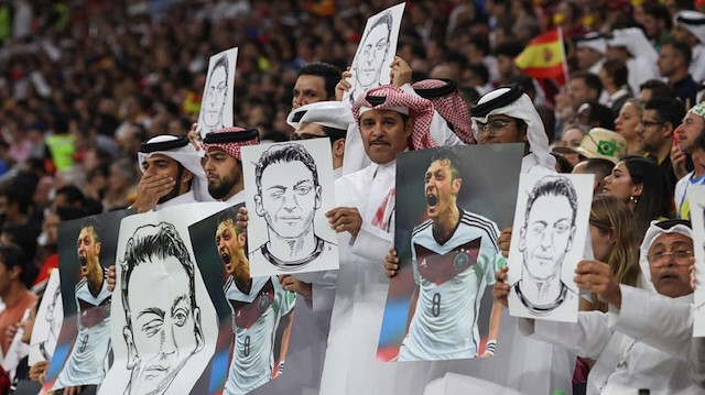 مونديال قطر.. جماهير يذكرون ألمانيا بالعنصرية التي تعرض لها أوزيل