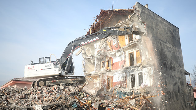 Ağır hasar alan 5 bina yıkıldı.