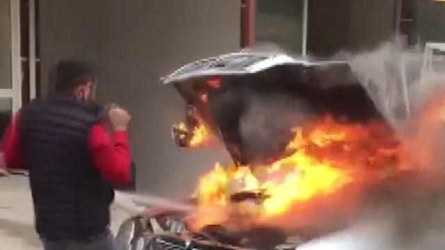 Mersin'de otomobilde çıkan yangını esnaf söndürdü