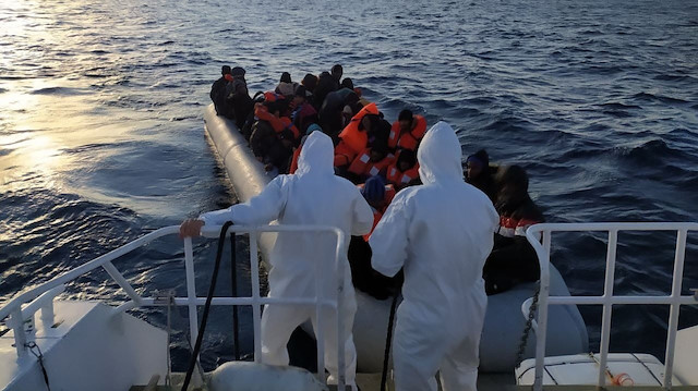 Yakalanan düzensiz göçmenler karaya çıkartılarak insani yardımda bulunuldu ve işlemlerinin yapılması için Göç İdaresi yetkililerine teslim edildi.