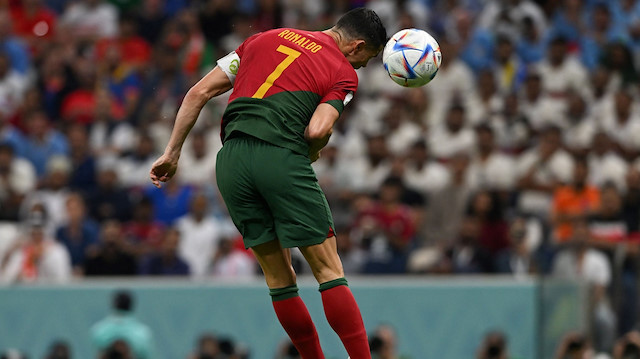 Portekiz'in attığı ilk golde Ronaldo'nun topa yükseldiği an.