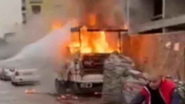 Maltepe'de kamyonet alev alev yandı