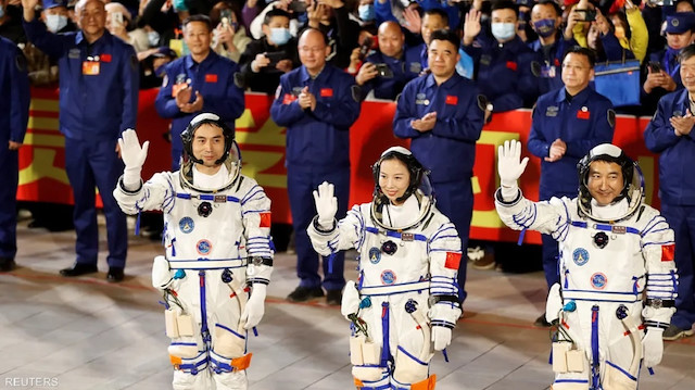 الصين تطلق مركبة تحمل 3 رواد لاستكمال بناء محطتها الفضائية