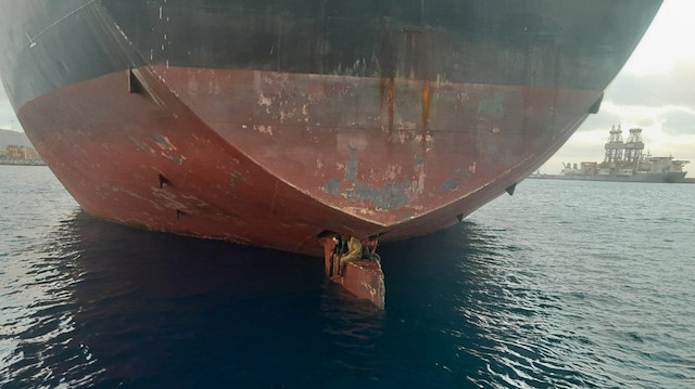 İspanya'da bir petrol tankerinin dümen kanadında üç göçmen bulundu.
