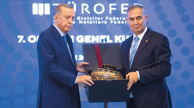 TÜROFED Başkanı Sururi Çorabatır, Cumhurbaşkanı Erdoğan'a hediye verdi.