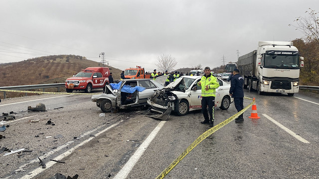 Üç aracın karıştığı kazada 2 kişi hayatını kaybetti.