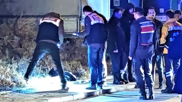 İhbar üzerine adrese gelen jandarma ekipleri, boş arazide genç kadının cansız bedeniyle karşılaştı