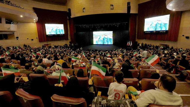 İran-ABD maçı Başkent Tahran ve diğer şehirlerde maç sinemalarda konferans salonlarında topluca takip edildi.