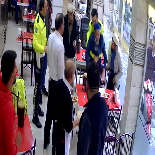 Çorum'da nefes borusuna yemek kaçan kişi polisin Heimlich manevrasıyla kurtarıldı