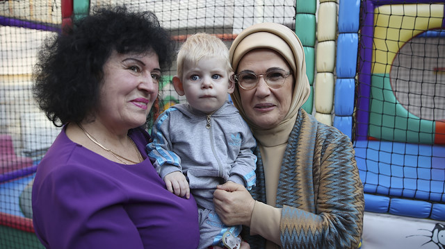 Emine Erdoğan Ukrayna'dan Türkiye'ye getirilen yetim çocuklarla buluştu