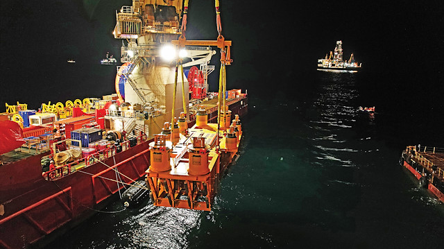 ​Karadeniz doğal gazını iletecek dağıtım haznesi denizin 2 bin 200 metre derinliğinde sisteme bağlandı.