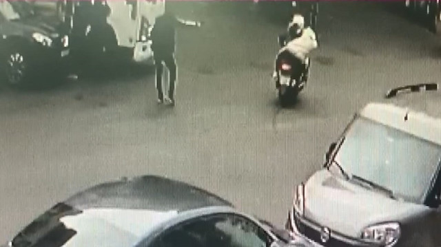 Şişli’de motosikletteki iki kişiye silahlı saldırı kamerada