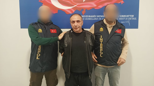 Kırmızı bültenle aranan Serkan Akbaba Almanya’da yakalanarak Türkiye’ye getirildi.
