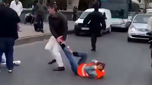 Fransa'da eylemciler ile işe geç kalan Fransızlar arasında kavga çıktı