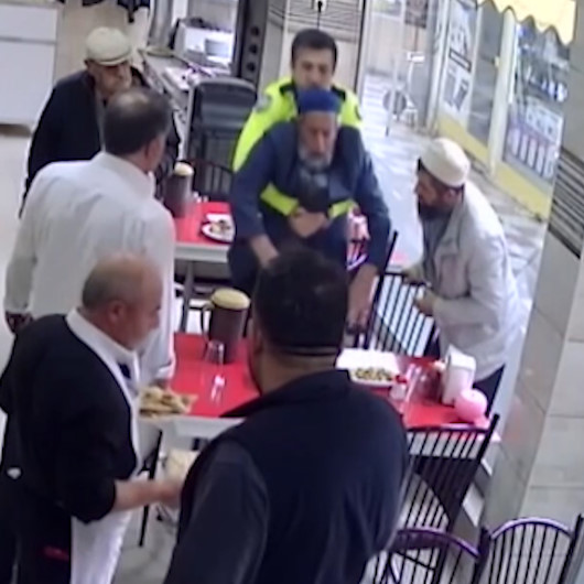 Çorum'da nefes borusuna yemek kaçan kişi polisin Heimlich manevrasıyla kurtarıldı