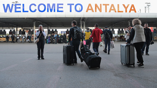 Antalya'ya havadan turist yağdı: 13 milyonu aştı