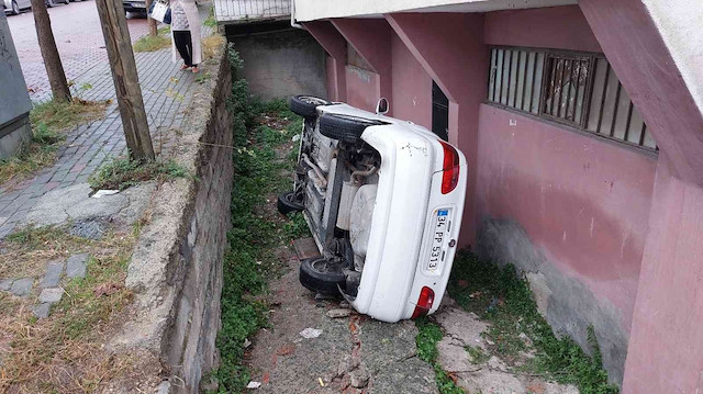 Bina boşluğuna düşen otomobil sürücüsü yaralandı