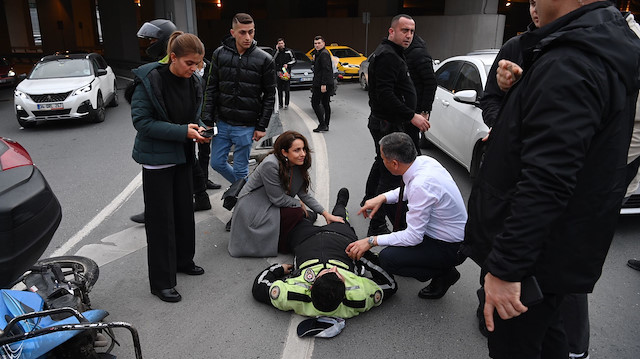 İstanbul Valisi Ali Yerlikaya makam aracını durdurarak kazazedelerin yanına gitti.