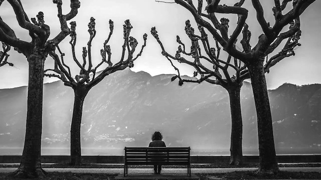 ​Yalnızlığın Biyografisi adlı eserde yazar Fay Bound Alberti yalnızlığın modern bir duygu olduğunun altını çiziyor.