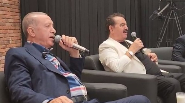 ​Cumhurbaşkanı Erdoğan ile İbrahim Tatlıses 'Urfalıyam Ezelden' türküsünü seslendirdi.