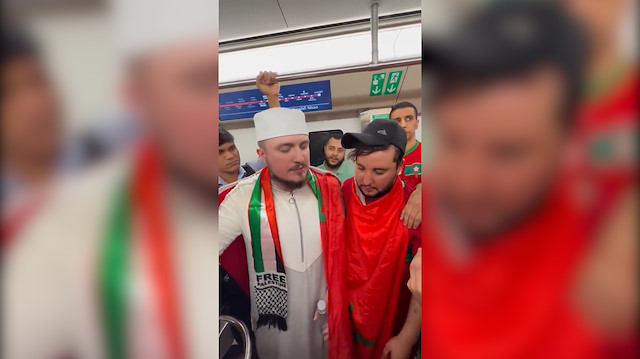 Katar'da Hafız Fatih Seferagiç metrodaki Faslı taraftarları kırmadı: Haşr suresinin son 4 ayetini okudu