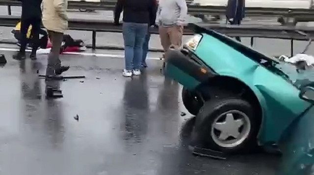 Kaza sonrası ikiye bölünen TOFAŞ'taki iki kişi yaralı kurtuldu