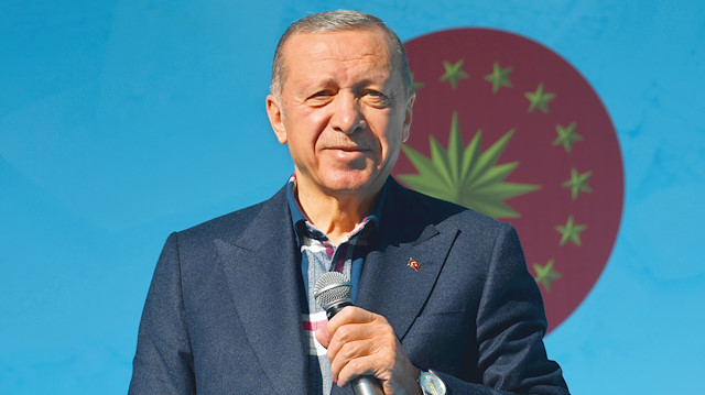 ​Cumhurbaşkanı Erdoğan’ı, toplu açılış töreni için gittiği Şanlıurfa’da meydanı ve yolları coşkuyla dolduran 110 bin kişi karşıladı.