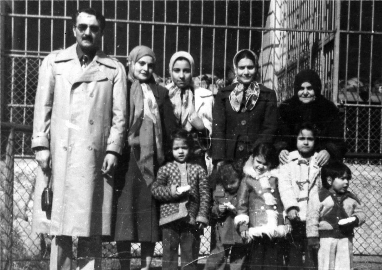 Mukaddes Özkan eşi Ercümant Özkan, çocukları, yeğenleri, annesi ve kız kardeşiyle birlikte.
