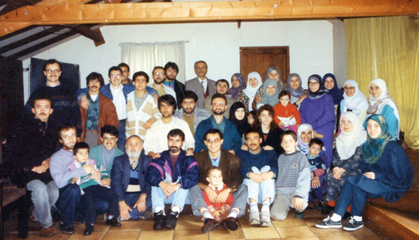 Özkan ailesi kampta gençlerle birlikte.