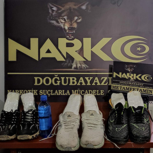 İran uyruklu şüphelilerin ayakkabı tabanında uyuşturucu yakalandı