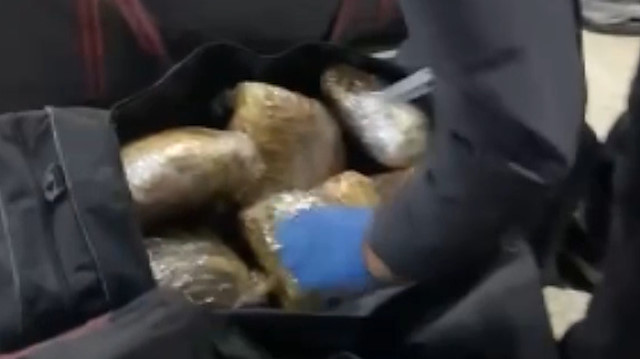 Düzce'de kargo aracındaki valizlerde 65 kilogram esrar ele geçirildi