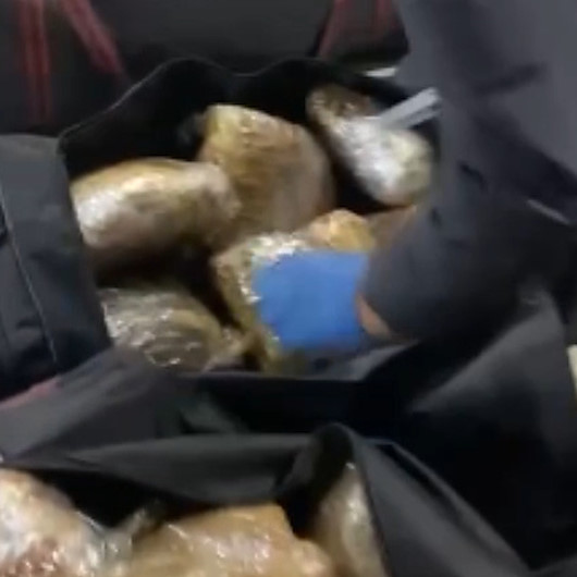 Düzce'de kargo aracındaki valizlerde 65 kilogram esrar ele geçirildi
