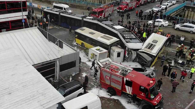 Eyüpsultan'da tramvay ile İETT otobüsünün çarpıştığı kazada 33 kişi yaralandı. 