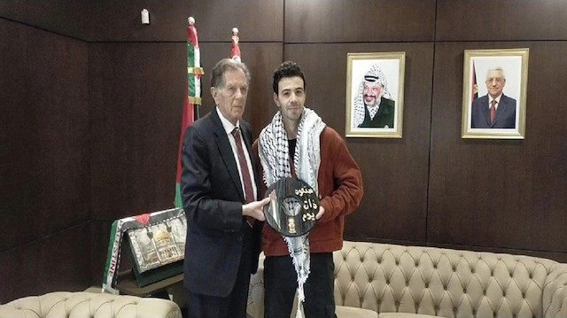 فلسطين تكرم مشجعا تونسيا رفع علمها داخل ملعب بمونديال قطر