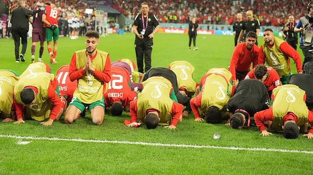 Faslı futbolcular, İspanya galibiyeti sonrasında şükür secdesi yaptı. 