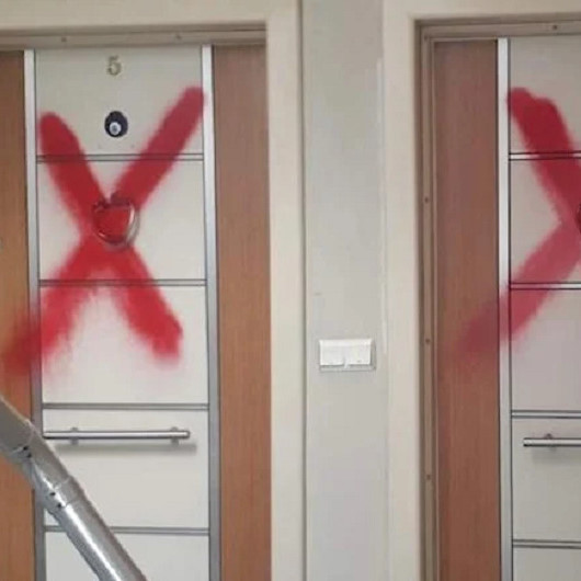Alevi ailenin kapısındaki çarpının nedeni pes dedirtti