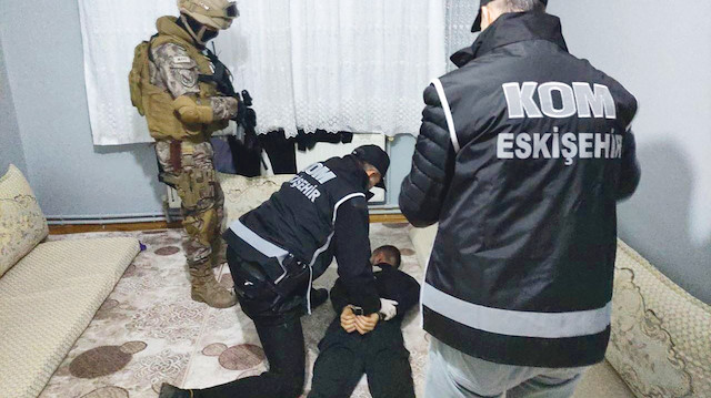 İçişleri Bakanı Soylu, 50 ilde düzenlenen Silindir operasyonunda organize suç örgütü üyesi 400 kişinin gözaltına alındığını açıkladı.