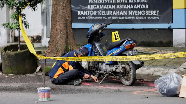 Endonezya'da polis karakoluna bombalı saldırı: 1 ölü
