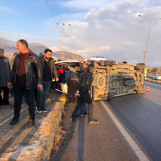 Gevaş’ta öğrencileri taşıyan minibüs yan yattı: 11 yaralı