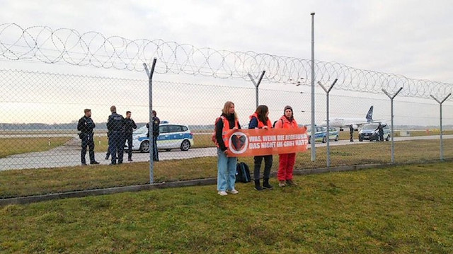 Münih Havalimanında çevreciler oturma eylemi yaptı
