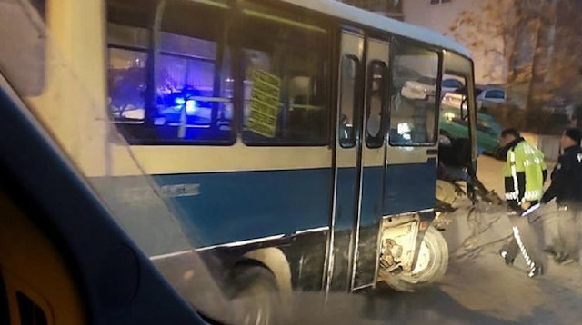 Minibüsün istinat duvarına çarptığı kaza güvenlik kamerasında