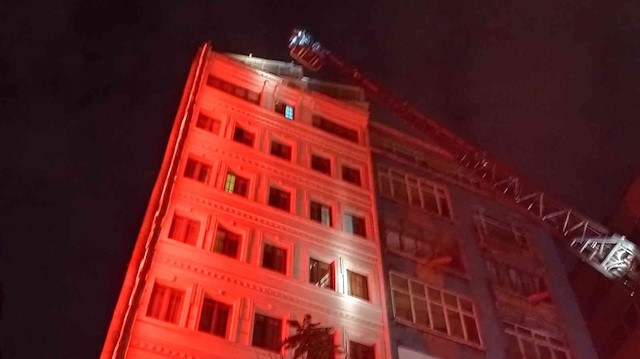 Yangın büyük paniğe neden olurken otel içindeki vatandaşlar tahliye edildi. 
