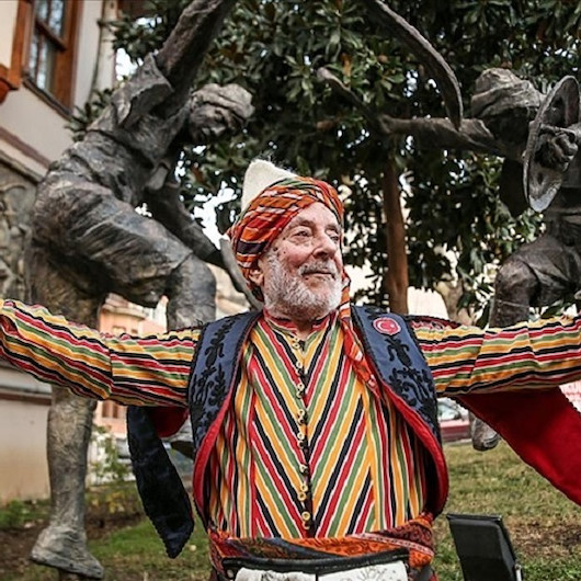 شوكت شارداغ.. تركي يقدم رقصة "السيف والترس" منذ 6 عقود