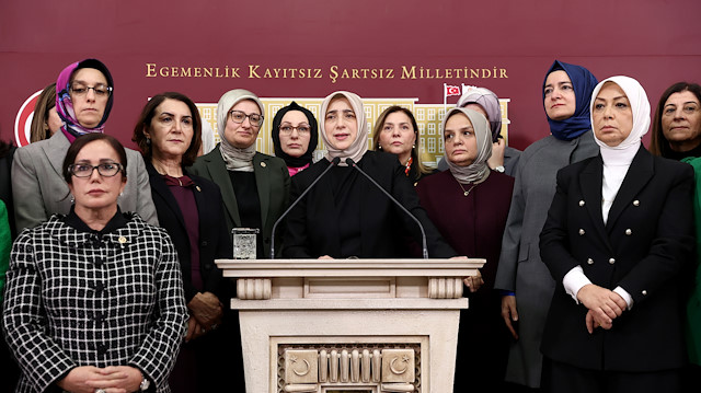 AK Parti Grup Başkanvekili Özlem Zengin, beraberindeki kadın milletvekilleriyle birlikte TBMM'de basın toplantısı düzenledi.