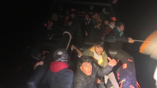 Göçmenler işlemlerinin ardından Ayvacık ilçesindeki Yabancıları Geri Gönderme Merkezi’ne teslim edildi.