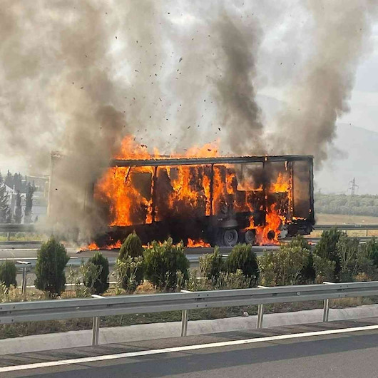 Otobanda hareketli saatler: Alev alev yandı